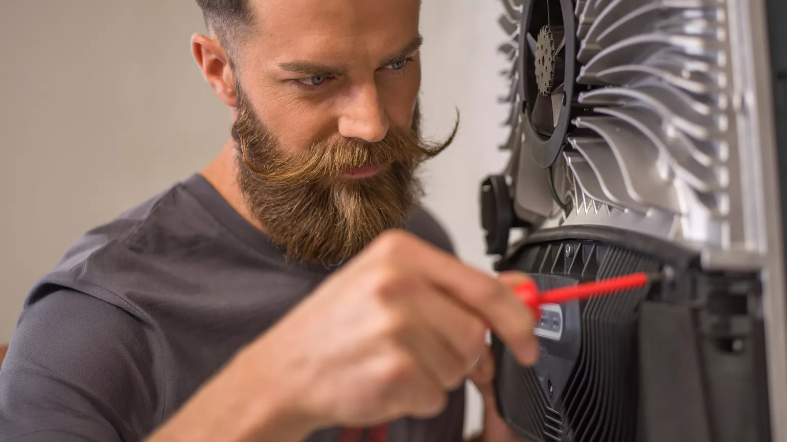 Installer installing GEN24 inverter